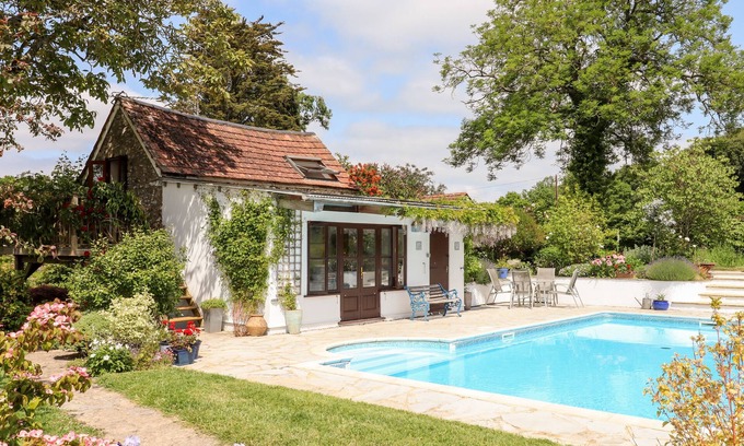 Hemyock Cottage | SHILLINGS COTTAGE, pet friendly, with pool in Hemyock
