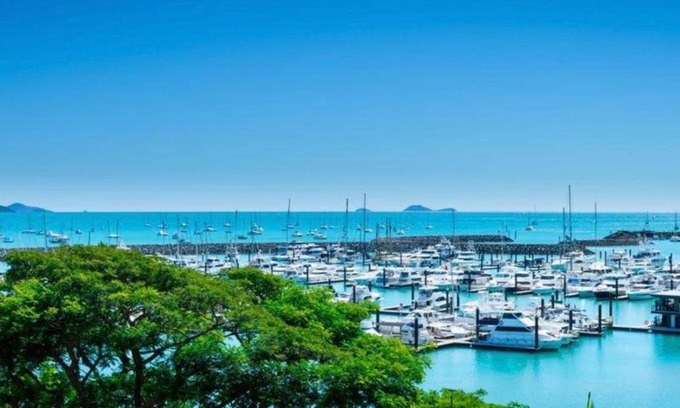 Airlie Beach Apartment | Shingley Poolside Retreat
