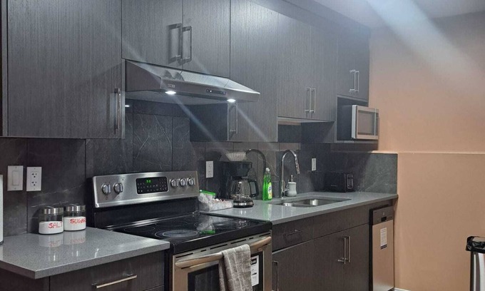 Northeast Edmonton House | 𝐬𝐡𝐢𝐧𝐲 𝐰𝐚𝐥𝐤𝐨𝐮𝐭 2 bed room 𝐬𝐮𝐢𝐭e (pet friendly)