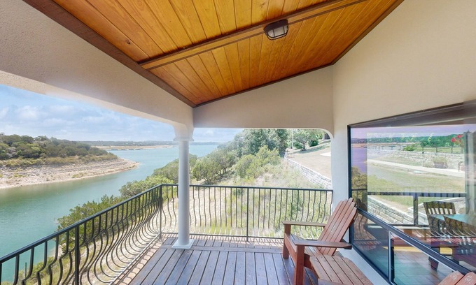 Lago Vista House | Shiraz Haus: Lakefront villa on vineyard, 45 mins from Downtown Austin