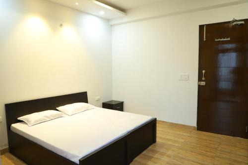 Rishikesh Apartment | Shivoham Yoga Retreat - spacious and fully equipped apartment in tranquil area