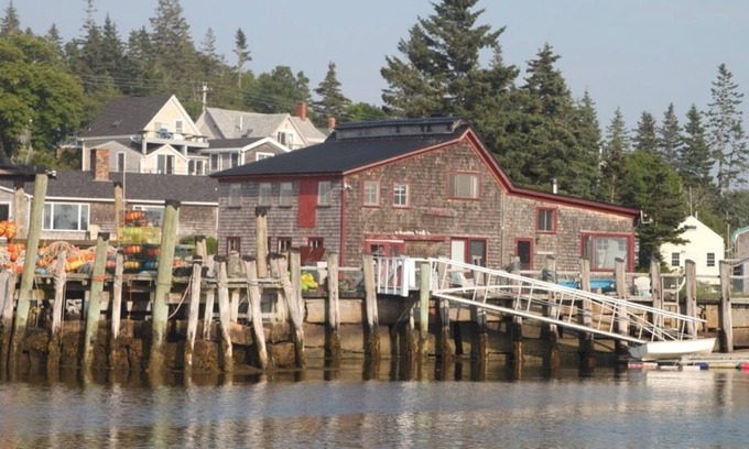 Vinalhaven House | Shore House on the Harbor