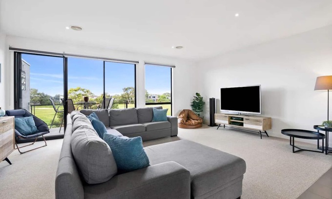 Torquay House | Shore Place Serenity over Golf Course Views - Free Parking | 12m walk to beachn