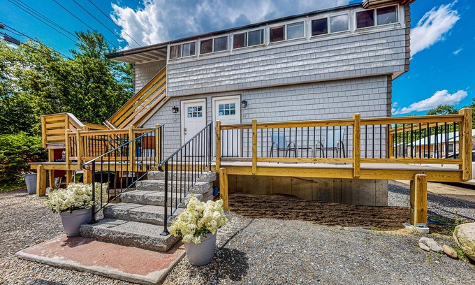 Kennebunk House | Shorebreeze Inn | Tri-Plex in Kennebunk, Family Fun, Pool, Outdoor games