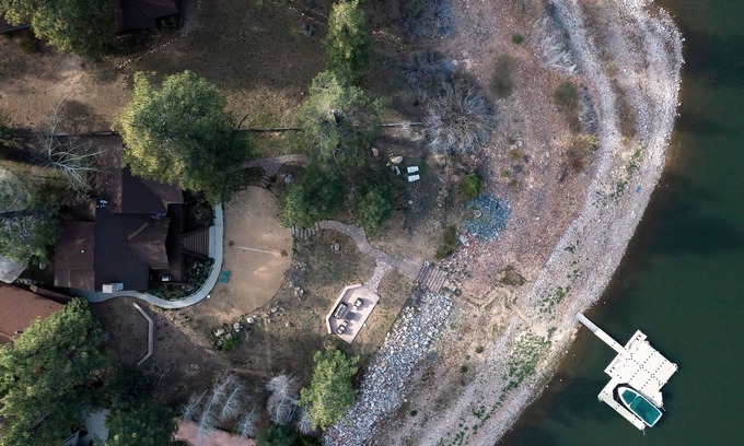 Patton Cabin | Shoreline Lakehouse by AvantStay | Majestic Lakefront Cabin w/Hot Tub&Fire Pit!