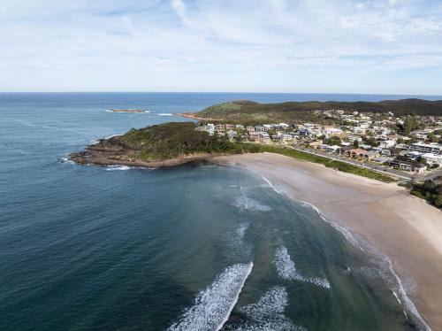 Fingal Bay House | Shoreline Retreat 900m to the beach