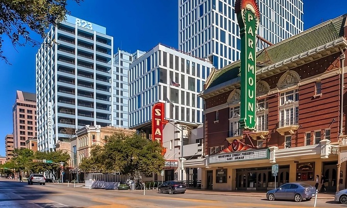 Austin Hotel | Short Drive to Darrell K Royal–Texas Memorial Stadium, FREE Parking, Pool!
