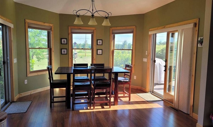 Neenah House | Short Drive to EAA - Spacious 5-bedroom house in brilliant Neenah with WiFi, AC