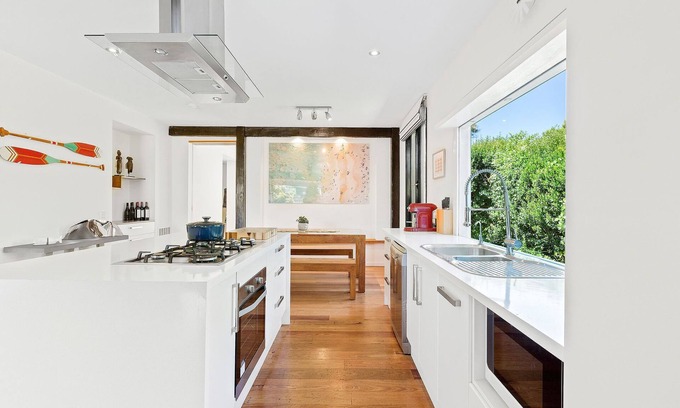 Sorrento House | Short stroll to Sorrento Village & Beaches, Marvellous deck (sleeps 8)