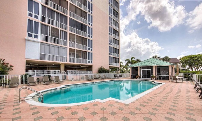South Island Condo | Short walk to beach