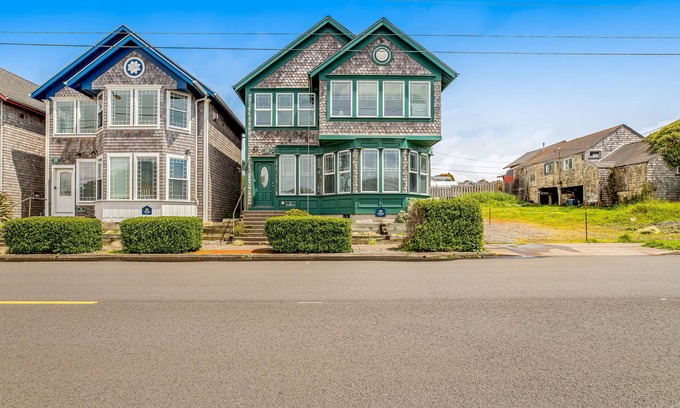 Newport House | Side-by-side ocean-view homes with hot tubs & fireplaces - 1 block to beach