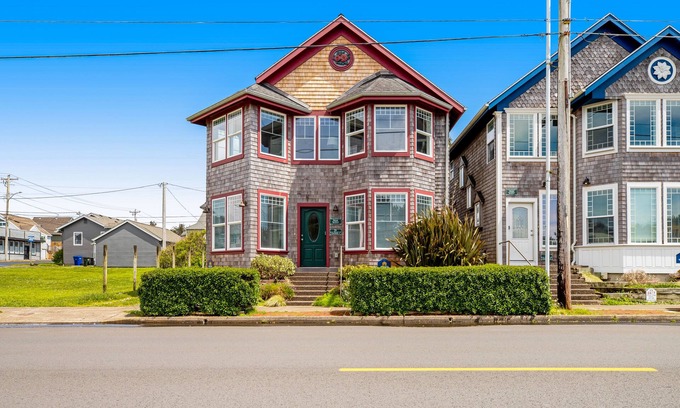 Newport House | Side-by-side ocean view homes with enclosed yards & hot tubs - 1 block to beach