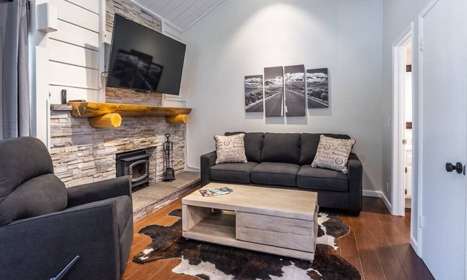 Mammoth Lakes Condo | Sierra Luxe Condo-Located in the center of town!