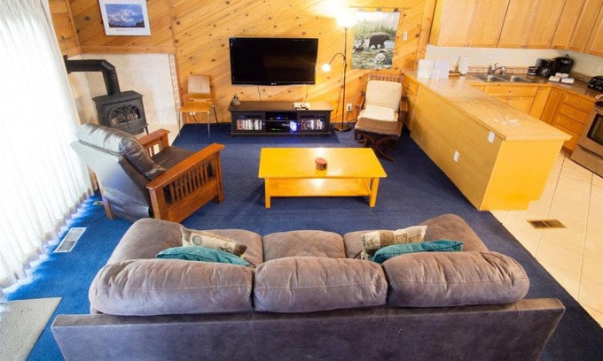 June Lake Apartment | Sierra Suns 10