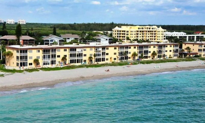 Siesta Key Condo | Siesta Key - Beachfront Condo - 2 BR – Free Boat Docks - Upscale - Renovated