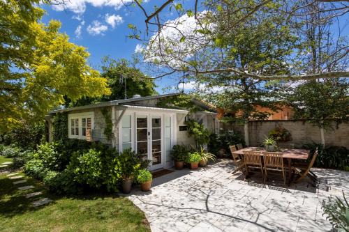 Orange Apartment | Silk Tree Studio - Steps to Cook Park