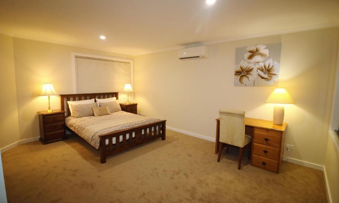Airport West House | Silver House - Melbourne Airport Accommodation - 7 Minutes from Melbourne Airport