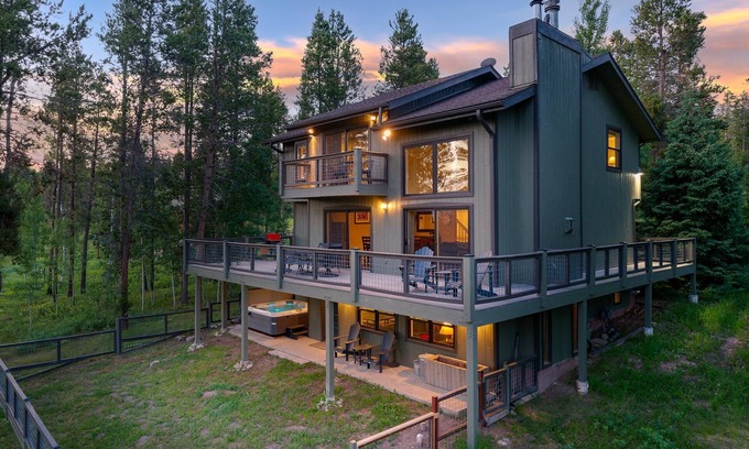 Sunset Ridge House | Silver Lining Lodge I Amazing Views I Private Hot Tub I Best Price I Discounted Attractions