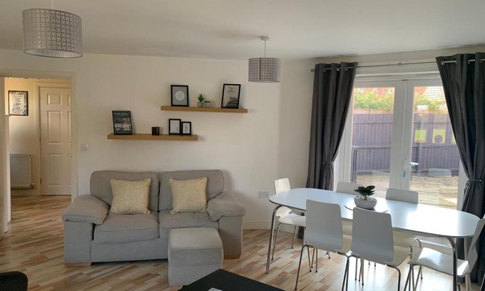 Ashby-de-la-Zouch House | Silver Stag Properties, Spacious 3 BR Haven