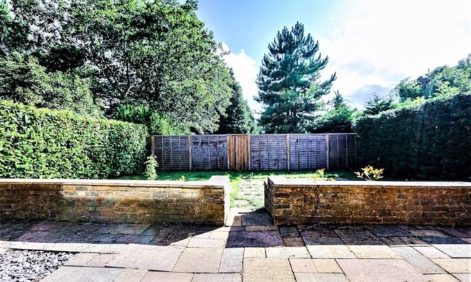 Hemel Hempstead House | Simba Stays: Luxurious Townhouse for Contractors, Relocators/Families