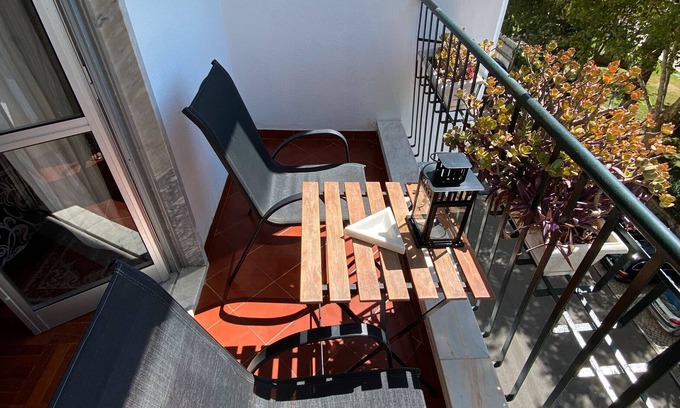 Carcavelos Apartment | 'Simbiose' Room with Balcony, Wi-Fi and Air Conditioning