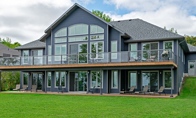 Oro-Medonte House | SIMCOE LAKE HOUSE OASIS. Sleeps up to 16