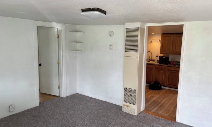 Grants Pass House | Simple cottage, 1 bedroom and a detached room in Grants Pass with WiFi and AC.