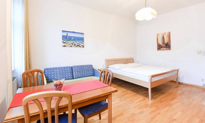 Leopoldstadt Apartment | Simple, inexpensive apartment with a subway station on the doorstep