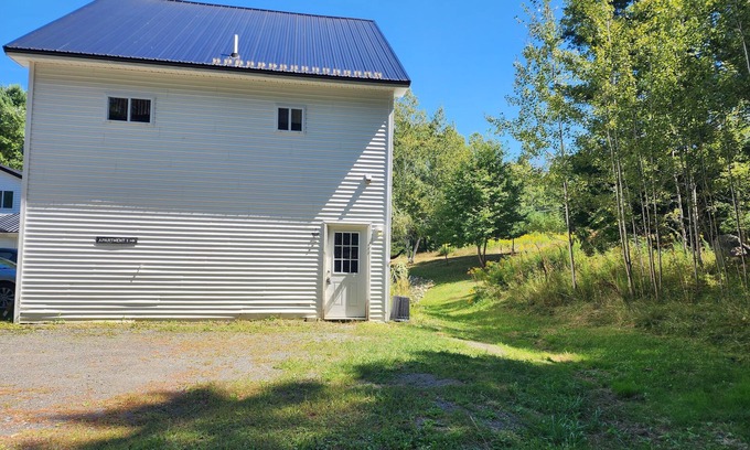 Brewer Apartment | Simple, pet-friendly 2-bedroom apartment close to downtown and Umaine