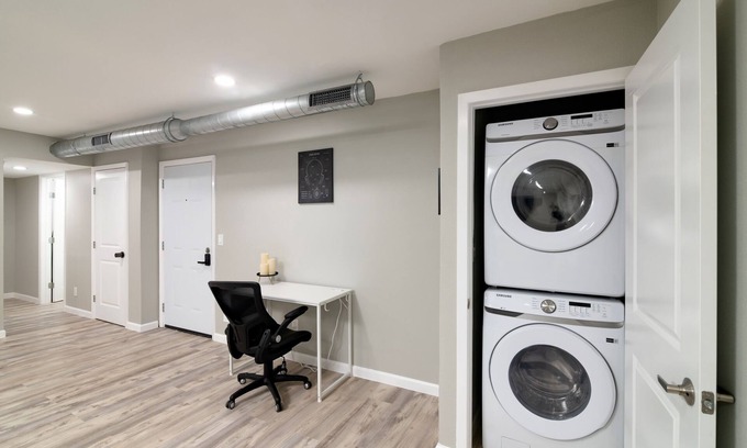 West Arlington Apartment | Simplistic Retreat Near UTA with AC, WiFi in lovely Arlington