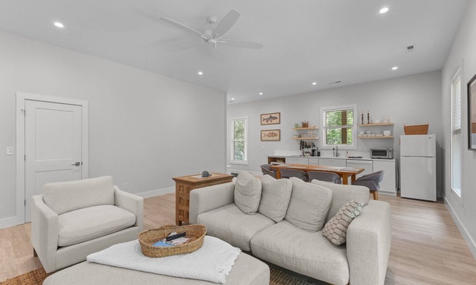 Emerald Isle House | Simply stylish one bedroom- easy beach/pool access