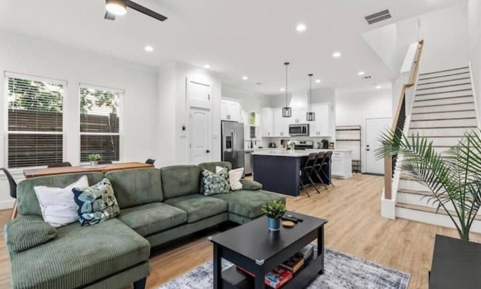 OST - South Union House | Sing, Soak & Stay In Houston!