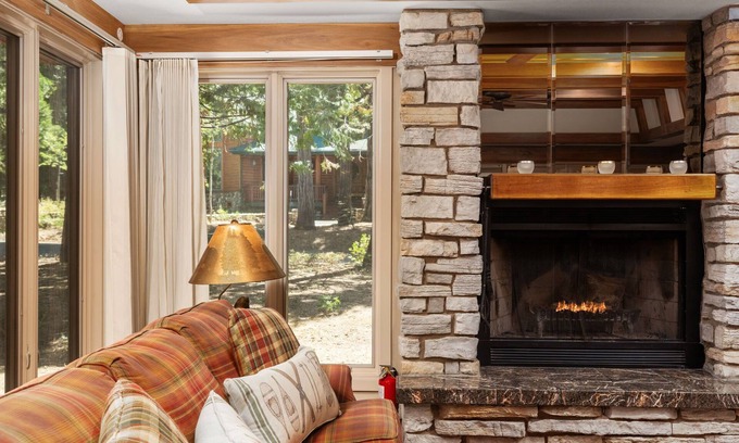 Granite Ridge Cabin | Single level-Fenced in yard for pets & kids!