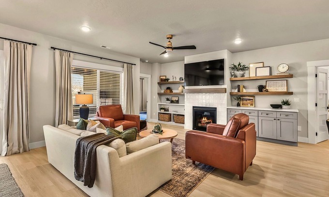 Meridian House | Single Level, Luxury 4BR, Hot Tub, Game Room, Exercise Area, Near Discovery Park