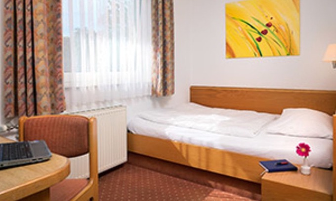 Umkirch Apartment | Single room with toilet and shower - Hotel Heuboden