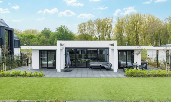 Zeewolde House | Single-storey 8-person villa with private inflatable boat, luxury built-in bean-to-cup coffee machine, Quooker and swim deck.