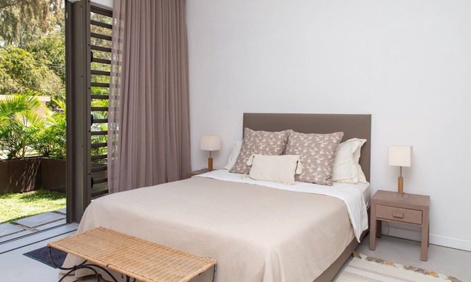 Roches Noires Villa | Single-storey apartment with direct access to an almost private beach