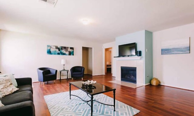 Katy House | Single-story Katy Home 3/2 SLEEPS 12 With Easy Access To HW 99 & Energy Corridor