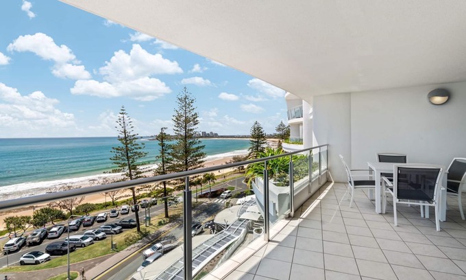 Mooloolaba Apartment | Sirocco 702 superbe contemporay apartment on the 7th Floor, with ocean views