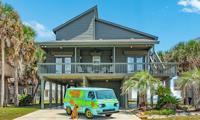 Pirates Beach House | Sit. Stay. Beach Day Steps Away!