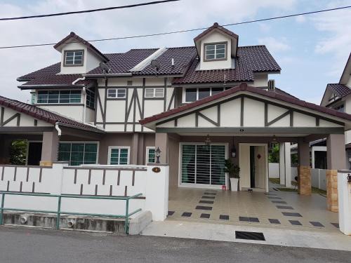 Taman Teratai House | Sitiawan Homestay Entire Semi D house