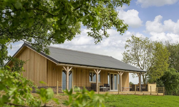 East Norton Cabin | Situated 12 miles from the wonderful Rutland Water and on a working farm, Strawberry Lodge provides