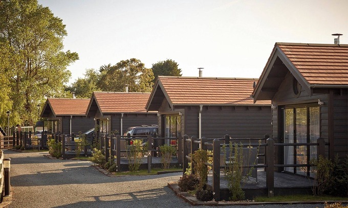 Rookley Cottage | Situated around the lake.