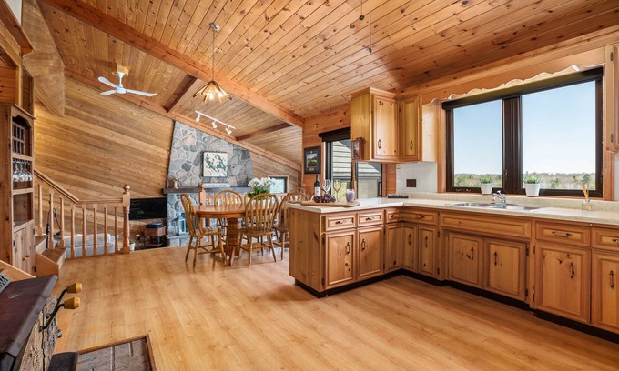 Muskoka Lakes House | Situated on prestigious Lake Joseph with close proximity to all amenities.