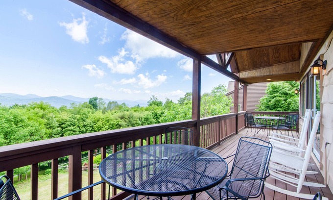 Banner Elk Cottage | Ski Destination with Breathtaking Views