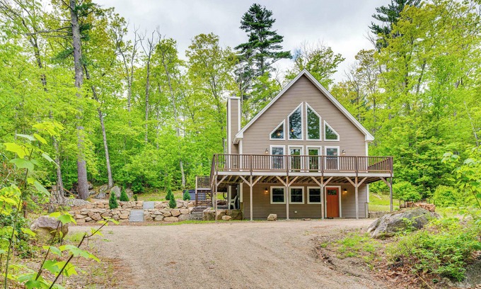 North Conway Cabin | Ski, Hike & Fish: Chalet w/Hot Tub in Conway