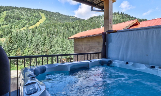 Fairways House | “Ski in” 3 Bedroom with private hot tub and mountain views