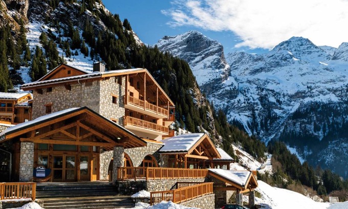 Pralognan-la-Vanoise Apartment | Ski-in/ski-out & foot of the slopes, fitness, swimming pool, terrace, balcony, tv, ski locker, 31m²