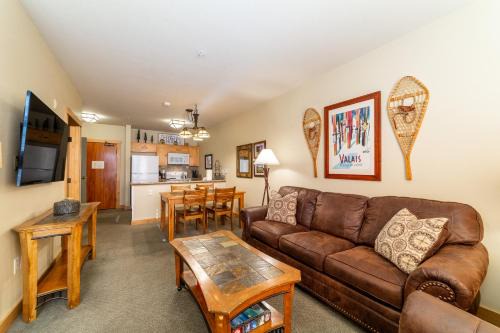 Mammoth Lakes House | Ski in/Out 1B/1BA w/View - Pool, Jacuzzi, Parking