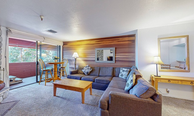 Mammoth Lakes Condo | Ski-in/out condo with mountain view, private hot tub, deck & fireplace